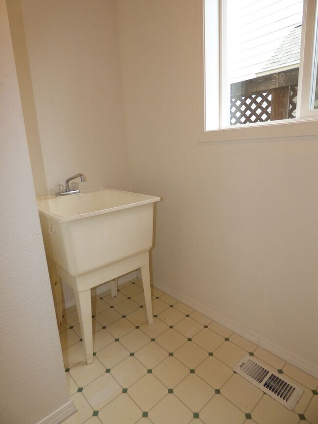 Building Photo - 3 Bed 2 bath home in North Salem!