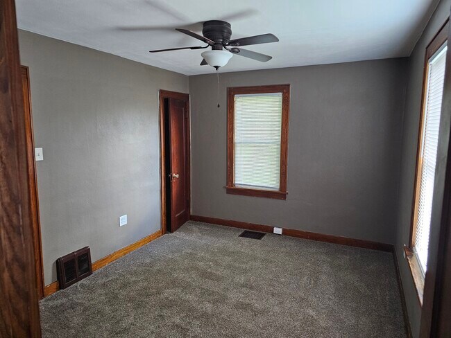 Building Photo - 2 N Benton St