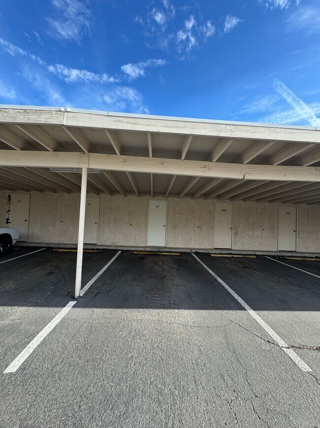 Building Photo - Recently updated condo with gym, pool, and...