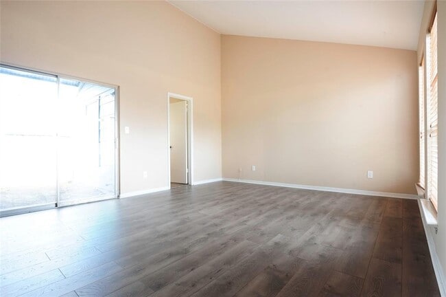 Building Photo - 11030 Petworth Dr
