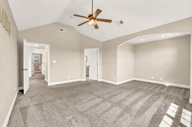 Building Photo - Close to Fort Campbell and MOVE IN READY!