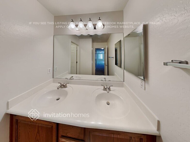 Building Photo - 4234 E Westchester Dr