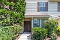 Building Photo - 3 bed 2.5 bath