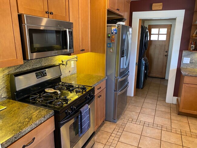 Full sized Washer Dryer - 130 Anthony St