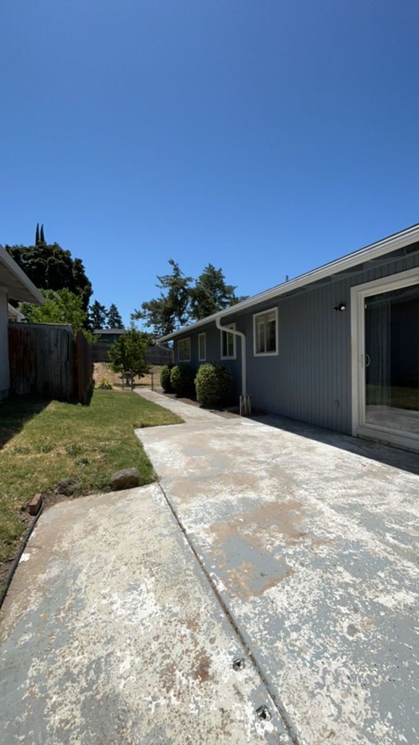 Building Photo - 2 Bedroom 2 Bath House