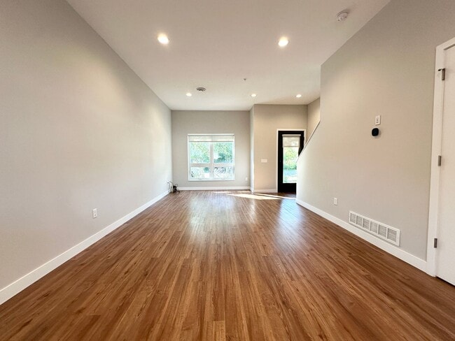 Building Photo - ONE MONTH FREE ON 12-MONTH LEASE!