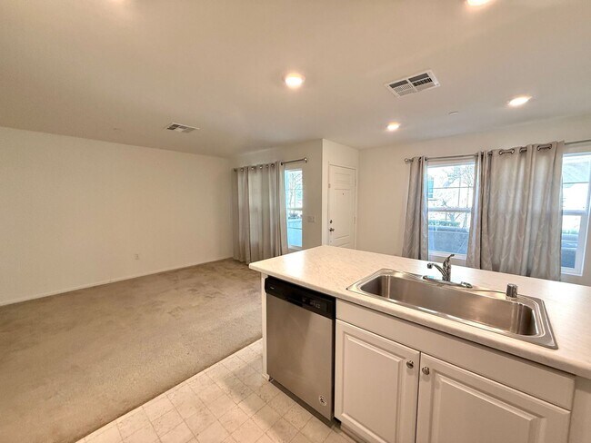 Building Photo - Modern Three Bedroom Townhouse in gated community of El Paseo $2,995.