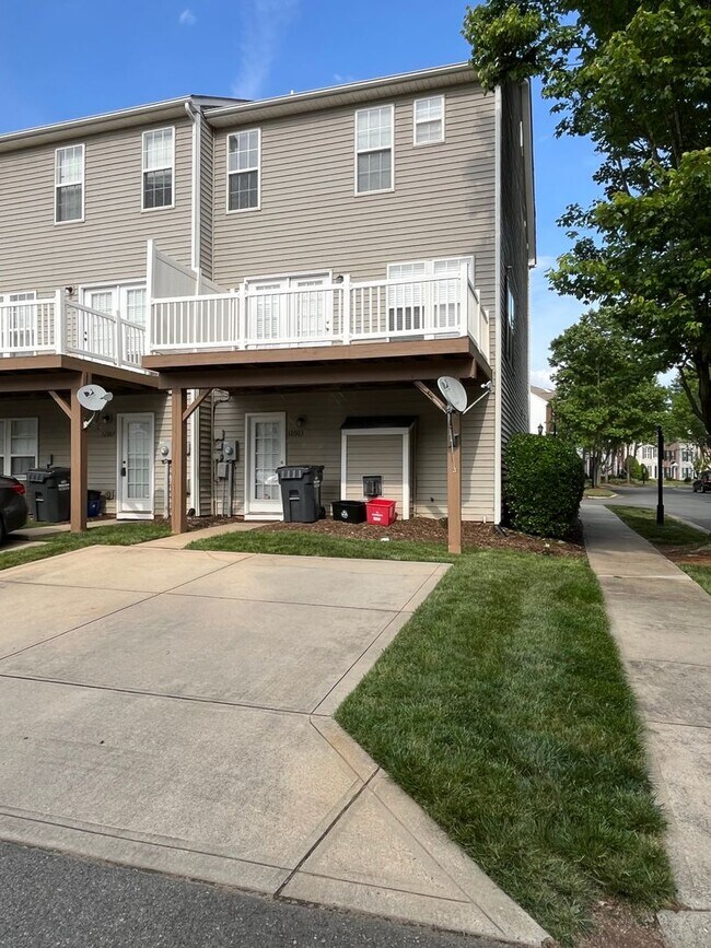 Building Photo - 3 Story, 3 Bedroom Townhome in Ballantyne