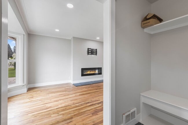 Building Photo - 345 W 17th St