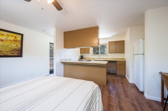 Building Photo - Charming Furnished Studio