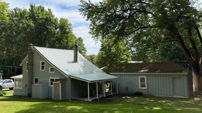 Building Photo - 2 Bedroom single family house