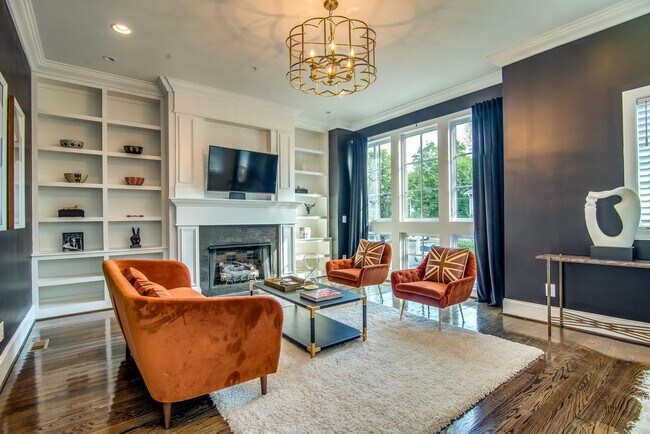 Building Photo - Beautifully appointed 3-bedroom furnished townhome in sought-after Hillsboro Village!