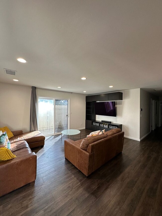 Building Photo - 7775 Camino Glorita