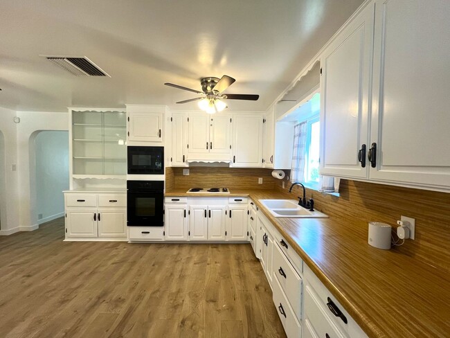 Building Photo - 3 bed, 2 bath located in Riverside!