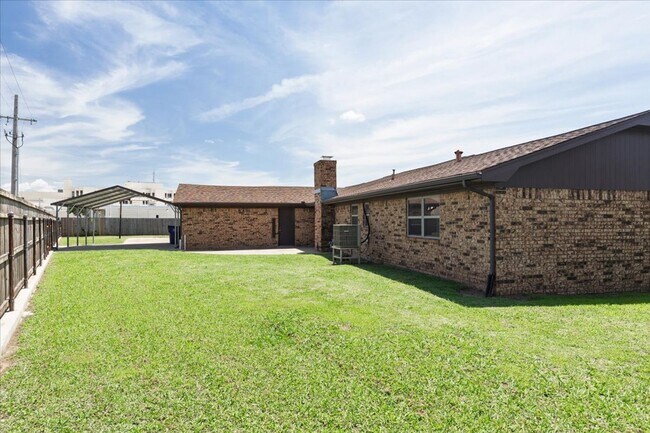 Building Photo - 2102 Canary Ave