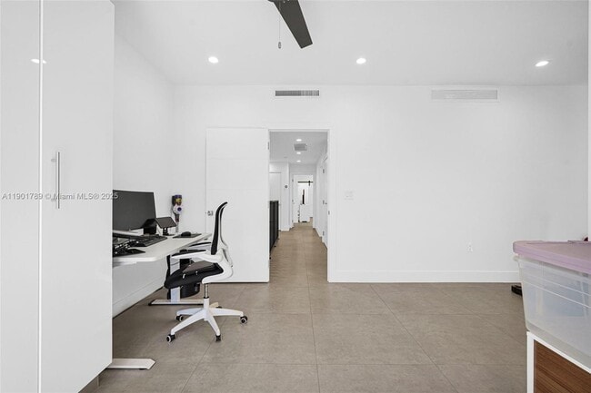 Building Photo - 8871 SW 28th St