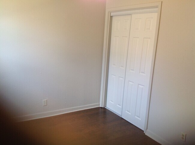 Building Photo - 206 Hub Ave