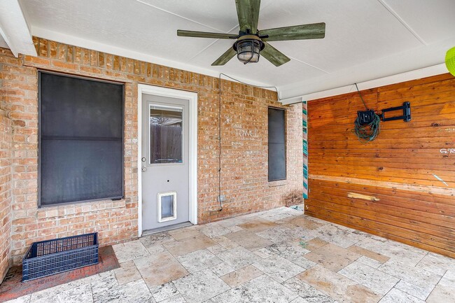 Building Photo - Beautiful 3 Bed, 2 Bath Home in Well Established Holiday West Neighborhood W /Pool and Pool Servi...
