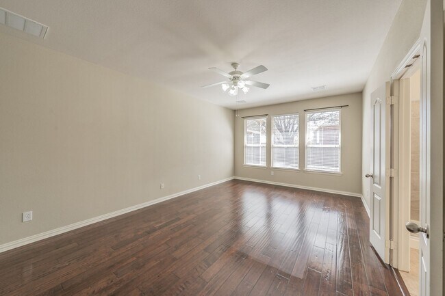 Building Photo - 3504 Oliver Dr