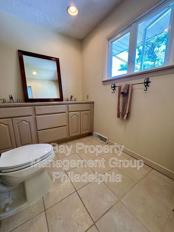 Building Photo - 303 Hedgerow Ln