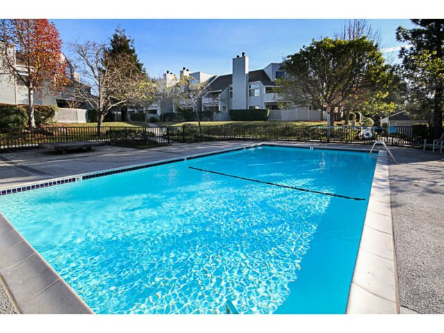 Building Photo - Single Level Lower Condo at Woodside Terrace