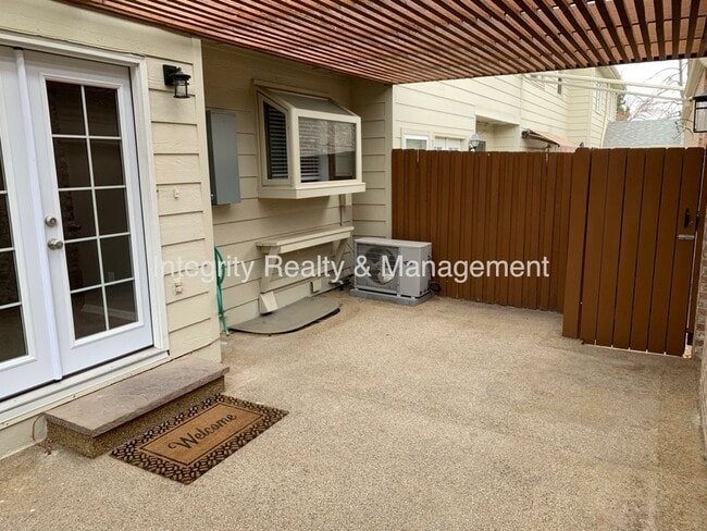 Building Photo - 7565 S Cove Cir