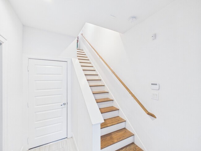 Building Photo - 2711 Clinton Dr