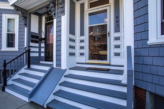 Primary Photo - 883 E 4th St