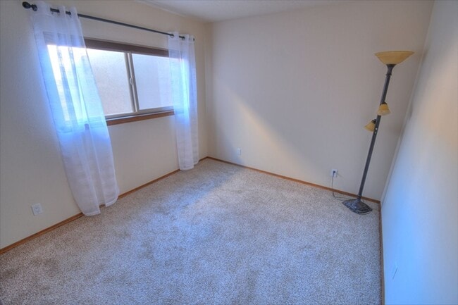 Building Photo - NE Heights Town Home