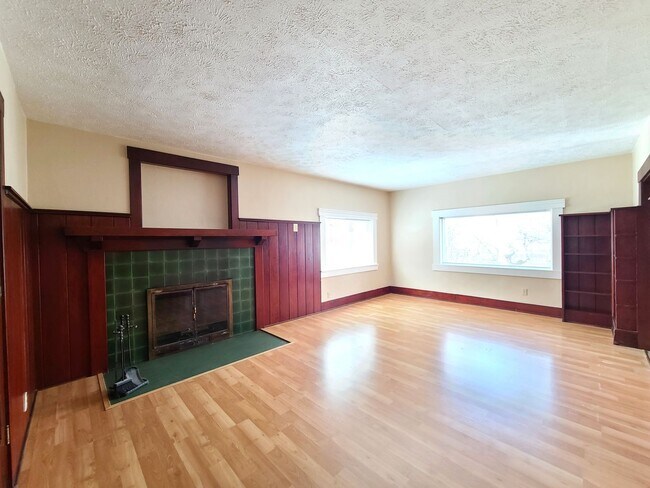 Building Photo - 819 W 11th Ave