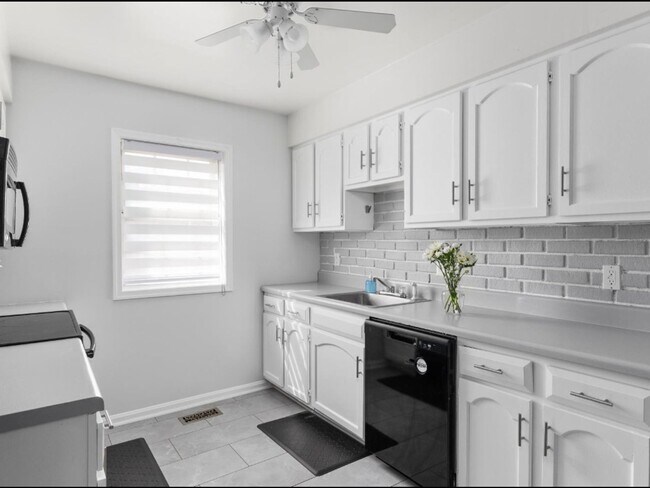 Building Photo - 8446 Willow Glen Ct