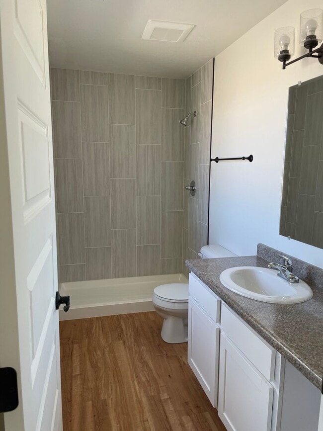 Building Photo - 3 Bedroom/2 1/2 bath, 2 car garage availab...