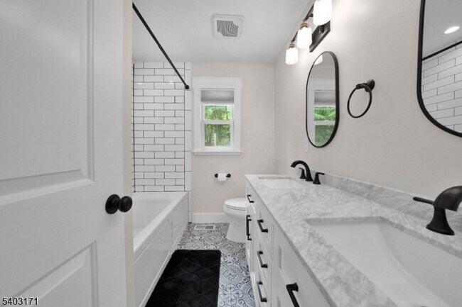 Building Photo - 422 Hollow Rd