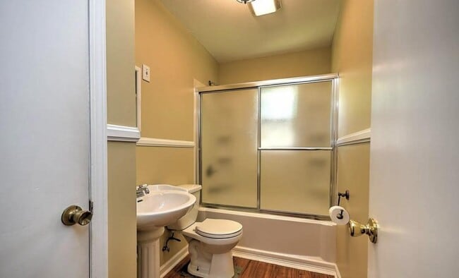 Building Photo - 1832 W Lakeview Dr