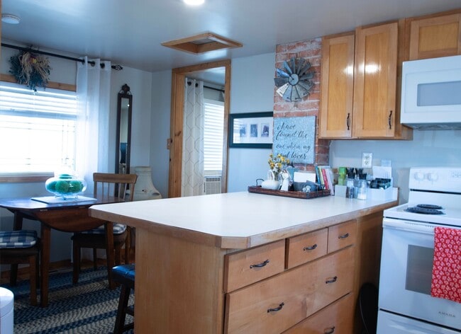 Building Photo - Quaint ranch style 1 bedroom, 1 bathroom in Windsor!