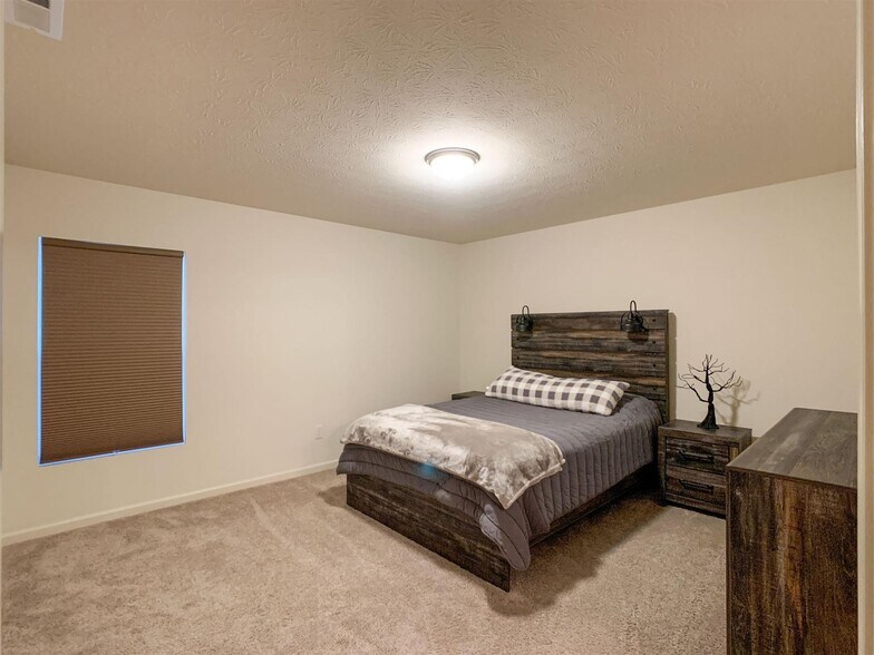 Building Photo - 391 Ariel Dr