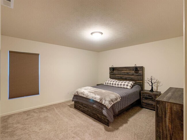 Building Photo - 391 Ariel Dr