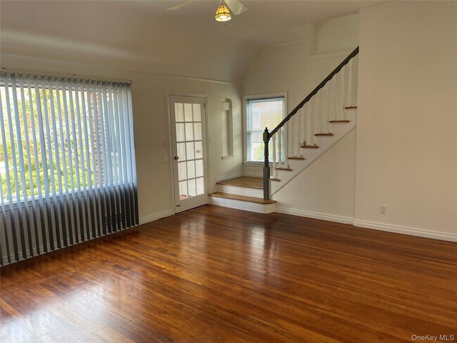 Building Photo - 8 Cameron Ln