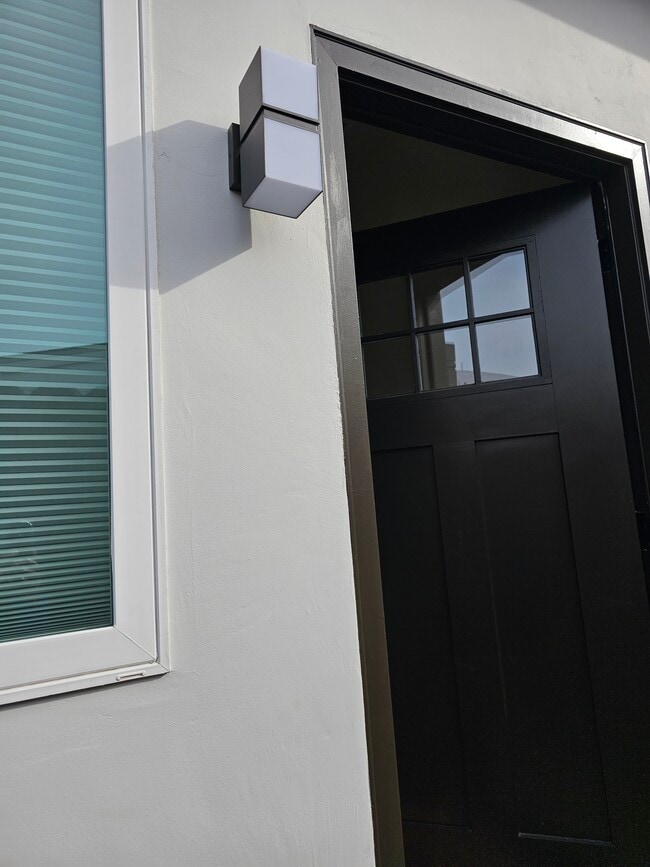 Building Photo - 886 Barri Dr