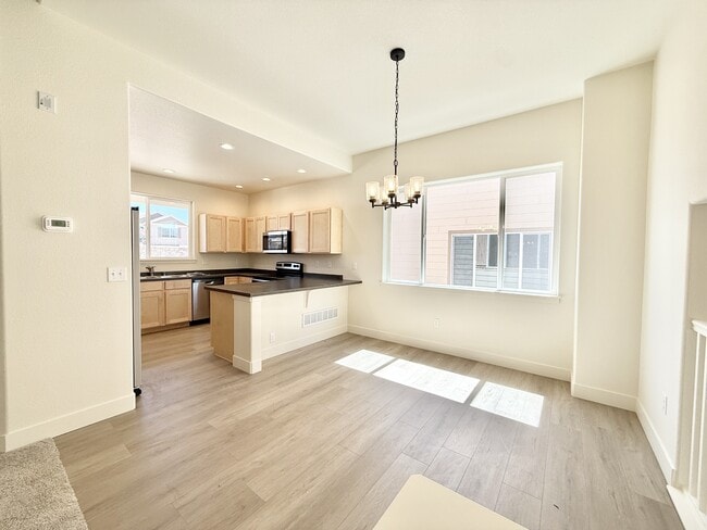 Building Photo - 2392 Jasmine Ln