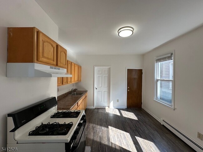 Building Photo - 145 Smith St