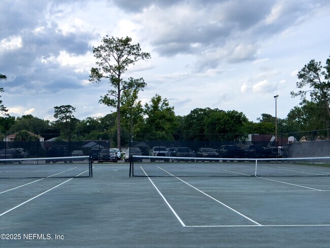 Building Photo - 1704 Tall Tree Dr E