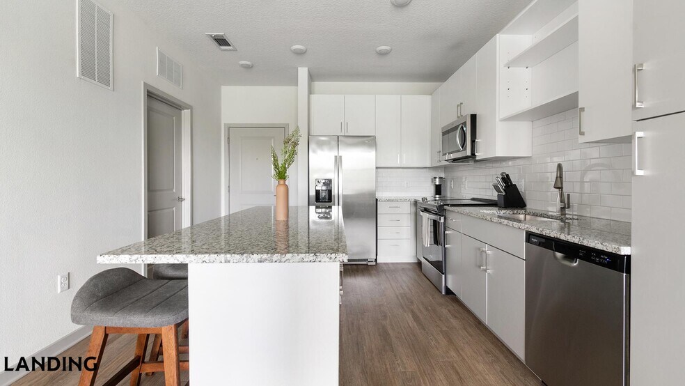 Building Photo - 7311 Baymeadows Way
