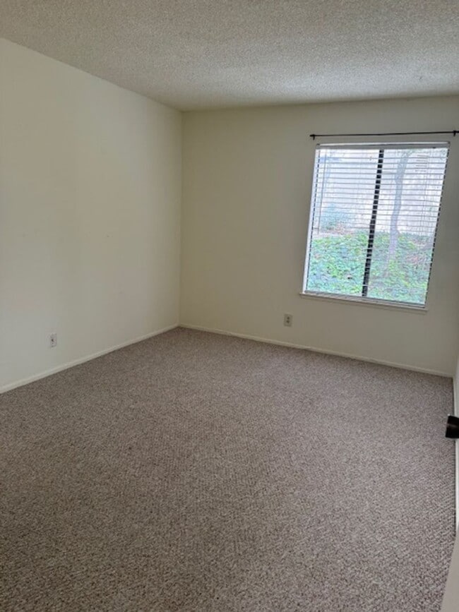 Building Photo - Great One Bedroom Condo Monterey