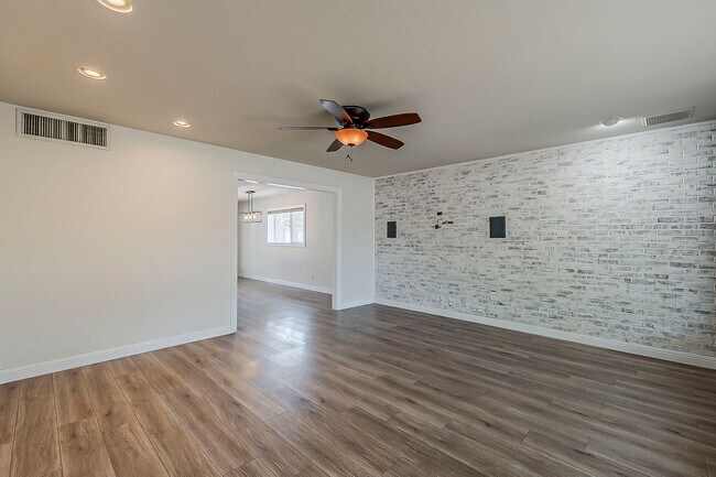 Building Photo - Three bedrooms and POOL in South Scottsdale!