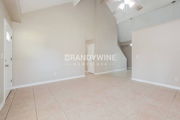 Building Photo - 700 E 7th St