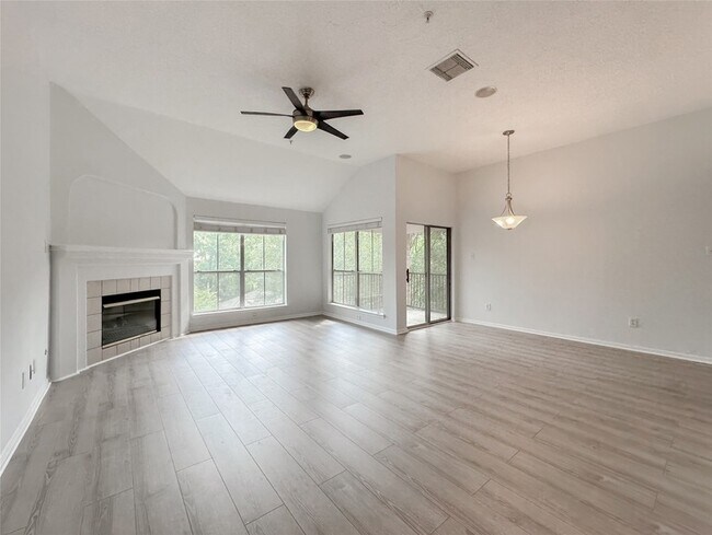 Building Photo - 8051 Bay Branch Dr