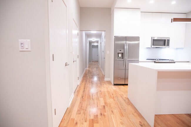 Building Photo - 1028 N California Ave