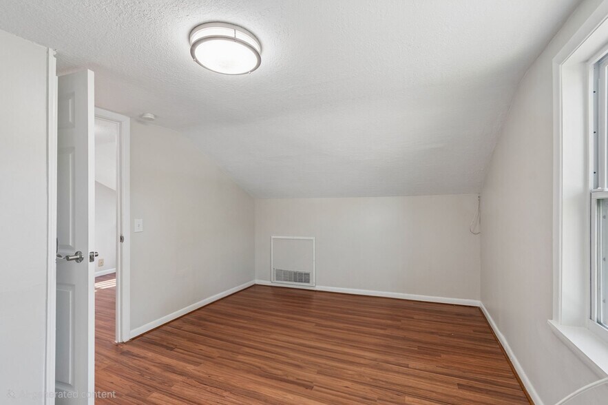 Building Photo - 734 Elm St