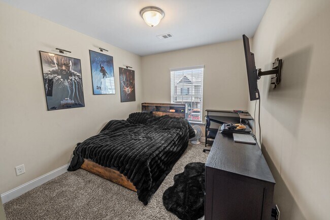 Building Photo - 3 Bedroom Townhome Across from Richmond Hill Golf Club